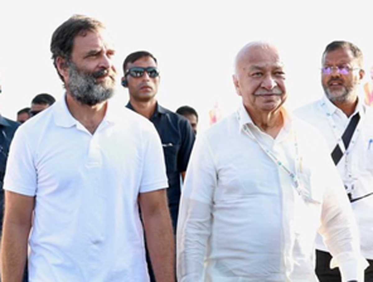 सुशील कुमार शिंदे का दावा- उन्हें और उनकी विधायक बेटी को मिला भाजपा में शामिल होने का ऑफर